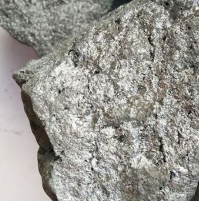 Siliziummetallschlacke mit hohem Kohlenstoffgehalt und 65 % Silizium, 10–50 mm